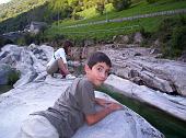 43 Maria e Luca sui sassi di Lavertezzo